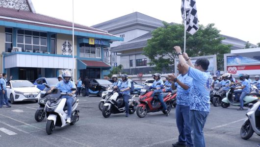 PT PLN (Persero) UID Kalimantan Timur dan Kalimantan Utara (Kaltimra) bersama komunitas kendaraan listrik EV Kaltim Community dan Molis Samarinda. Foto PLN Kaltimra