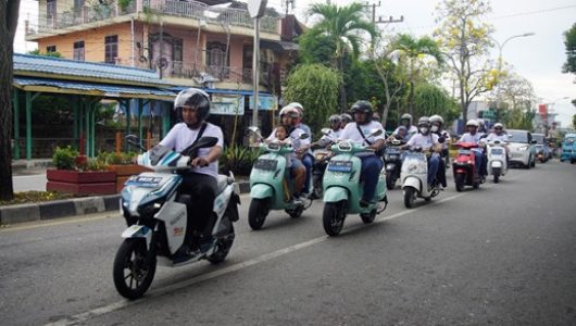 Konvoi kendaraan listrik di Bontang Kalimantan Timur. Foto PLN