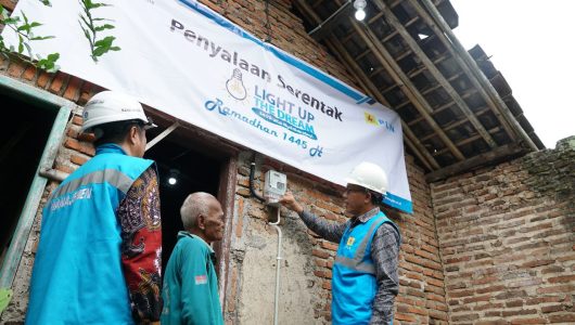 PLN memberikan penerangan listrik keluarga prasejarah. Foto PLN