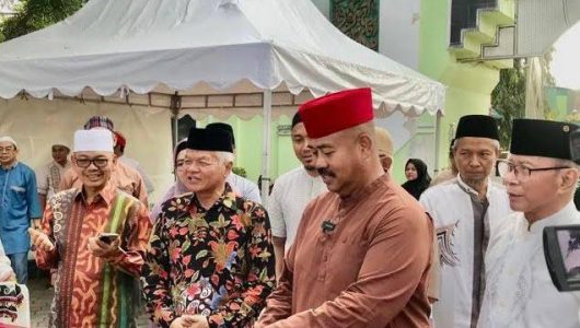 Bupati Kukar, Edi Damansyah saat menggunting pita sebagai tanda dibukanya lorong Pasar Ramadan. Foto Istimewa