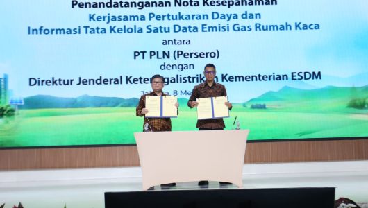 Direktur Jenderal Ketenagalistrikan Kementerian ESDM Jisman P. Hutajulu (kiri) dan Direktur Utama PLN Darmawan Prasodjo (kanan) saat menandatangani kerja sama terkait tata kelola satu data pengendalian perubahan iklim subsektor pembangkit tenaga listrik. Foto PLN