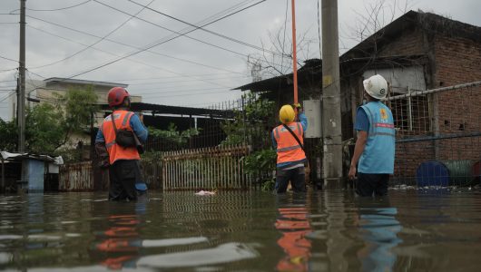 Ancaman cuaca ekstrem mengganggu distribusi listrik PLN. Foto PLN
