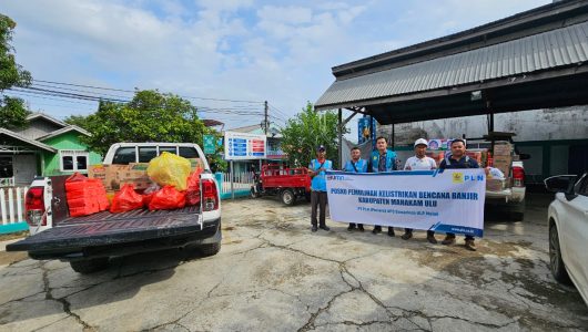 PLN menyalurkan bantuan bagi korban banjir di Ujoh Bilang Mahakam Ulu. Foto PLN