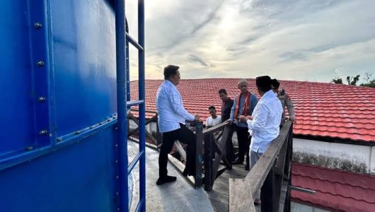 Wabup Remdi Solihin meninjau proyek pembanguan jaringan air bersih di Desa Muara Pantuan. Foto istimewa
