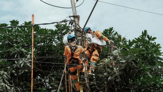 Personel PLN amankan pasokan listrik bagi masyarakat. Foto PLN