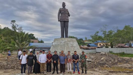 Wakil Bupati Kukar, Rendi Solihin saat meninjau langsung proyek pembangunan Patung Bung Karno. Foto Istimewa