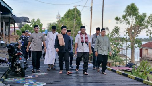 Wakil Bupati Kukar, Remdi Solihin saat melaksanakan Safari Ramadan ke Desa Pela (Istimewa)