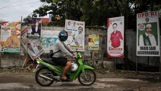 Ilustrasi alat peraga kampanye (APK) yang masih marak. Foto istimewa