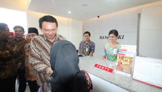 Ahok bersama pelanggan Bank DKI