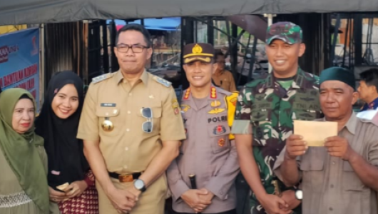 Wali Kota Samarinda serahkan bantuan korban kebakaran Kelurahan Tenun. Foto ist