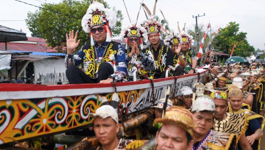 Wali Kota Samarinda Andi Harun, Wakil Wali Kota Saefuddin Zuhri, Ketua Dewan Adat Dayak Kaltim Viktor Yuan  saat Festival Budaya Dayak Kenyah 2025 di Lamin Adat Pemung Tawai. Kamis (19/6/2025). Foto istimewa