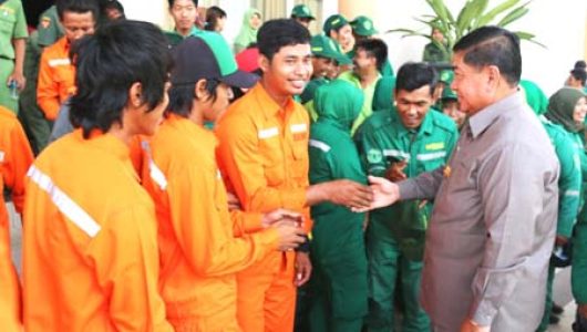 Bupati Penajam memberikan selamat pada petugas kebersihan