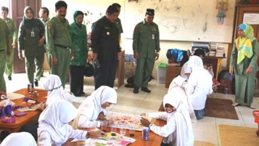 Bupati Penajam tinjau siswa
