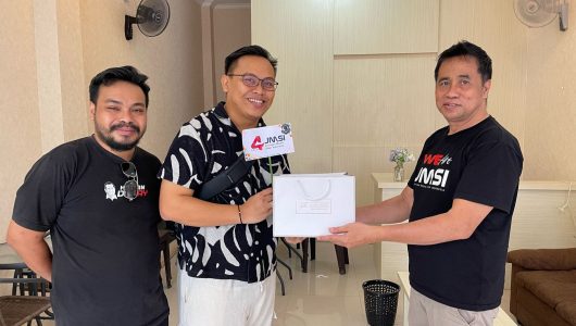 Ketua DPD JMSI Kaltim, Muhammad Sukri (kiri) memberi amanah kepada Bayu Surya Gandamana (kanan) memimpin DPC JMSI Kukar. Foto istimewa