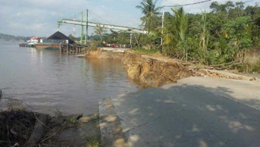 Jalan longsor di Loa Janan