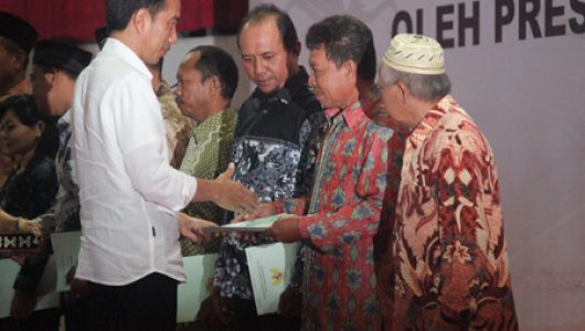 jokowi-bagikan-sertifikat-tanah-kaltim