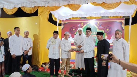 Wali Kota Samarinda Andi Harun dan Komunitas Jalan Sehat. Foto istimewa