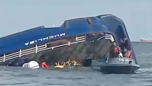 Kapal feri KMP Muhclisa terbalik dan tenggelam di perairan Teluk Balikpapan, Senin (5/5/2025). Foto istimewa