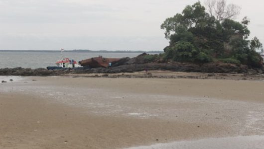 Kapal tongkang di Pulau Babi