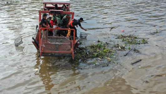 Warga menjaring sampah yang berada di aliran muara Sungai Karang Mumus di Samarinda, Kalimantan Timur, Sabtu (31/5/2025). Foto istimewa
