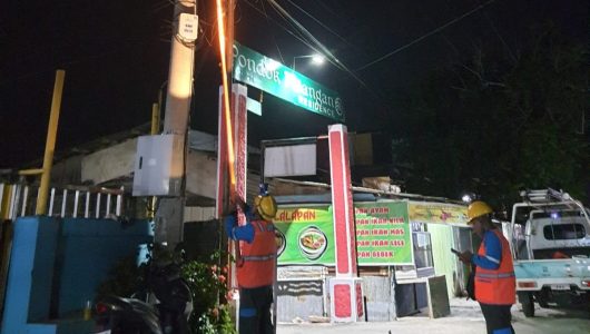 Petugas PLN atasi persoalan listrik di lapangan. Foto PLN