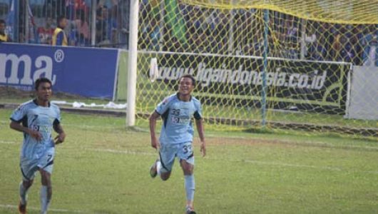 Pemain Persela rayakan gol