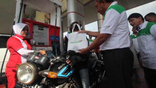 pertamina-bagikan-bingkisan-pelanggan
