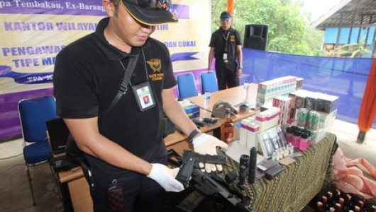 Petugas cukai musnahkan air soft gun