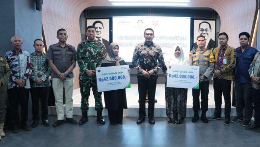 Wali Kota Samarinda serahkan santunan BPJS Ketenagakerjaan. Foto istimewa