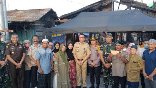 Wali Kota Samarinda serahkan bantuan ke Kelurahan Tenun. Foto ist