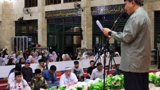 Sekkab Sunggono membaca sambutan di acara  Nuzulul Qur’an yang dilaksanakan di Masjid Agung Sultan Sulaiman, Tenggarong. Foto Istimewa