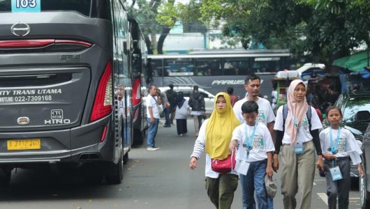 PT PLN Persero dan BUMN memberangkatkan ribuan pemudik lewat jalur darat. Foto PLN