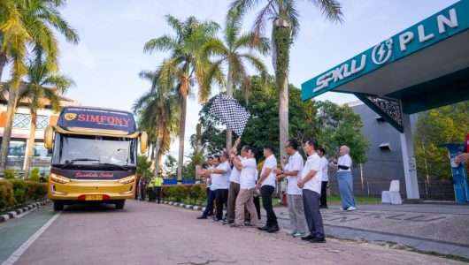 PT PLN UID Kaltimra memberangkatkan pemudik ke daerah tujuan, Senin (8/4/2024). Foto PLN