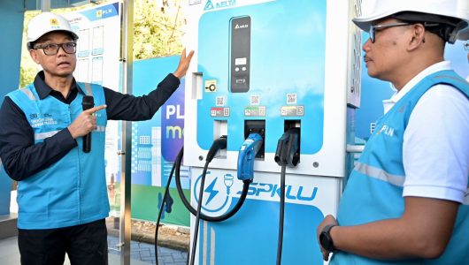 Dirut PLN Persero Darmawan Prasodjo dalam peninjauan lokasi SPKLU. Foto PLN