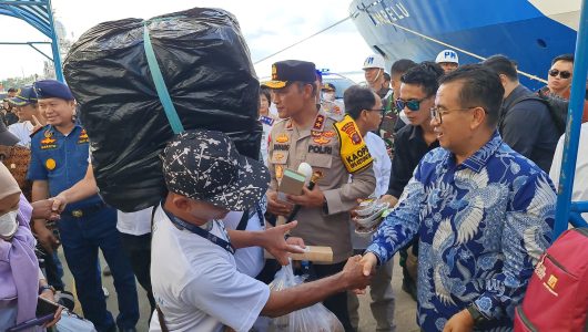 Pj Gubernur Kaltim Akmal Malik saat mengantar pemudik di Pelabuhan Semayang Balikpapan. Foto PLN