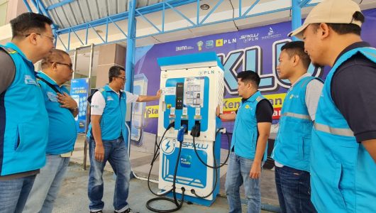 GM PLN Kaltimra meninjau lokasi SPKLU pengisian kendaraaan listrik. Foto PLN