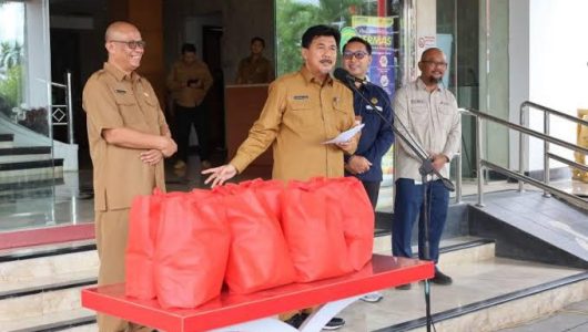 Suasana penyaluran Bapokting yang dilakukan SKK Migas bersama dengan Sekkab Kukar, Sunggono (Istimewa)