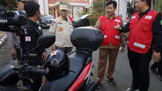 Sekkab kukar, Sunggono bersama relawan PMI Kukar. Istimewa