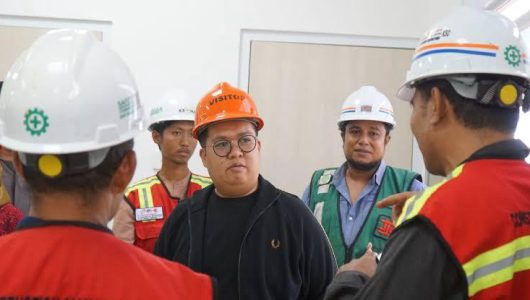 Rendi Solihin dan jajaran Pemkab Kukar saat  meninjau langsung progres pembangunan Rumah Sakit Muara Badak. Istimewa