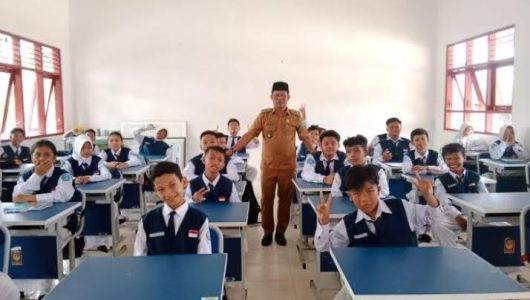 Desa Loh Sumber Jalankan Program Senin Peduli Bersama Pendidikan
