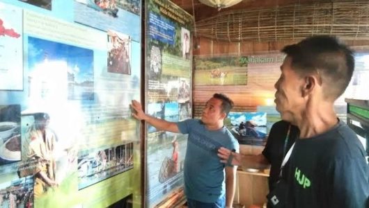Pengunjung yang sedang menyusuri Museum Nelayan di Desa Wisata Pela (Istimewa)