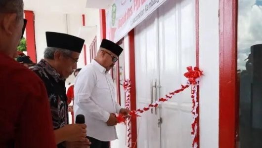 Bupati Kukar, Edi Damansyah saat meresmikan kantor camat Kembang Janggut (Istimewa)