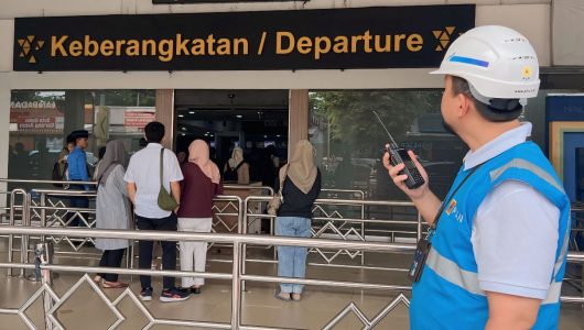 Petugas PLN siaga kelistrikan di Bandara Halim Perdanakusuma. Foto PLN
