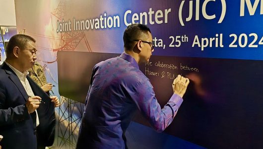Direktur Utama PLN, Darmawan Prasodjo (kanan) dan Vice President & CEO Digitalisasi Tenaga Listrik Huawei HQ, David Sun (kiri) menegaskan komitmen kolaborasi pengembangan teknologi kelistrikan dalam mewujudkan transisi energi. Foto PLN