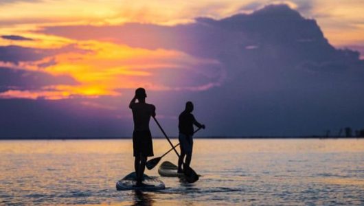 Suasana pengunjung yang menikmati keindahan matahari tenggelam dari atas perahu di Danau Semayang (Istimewa)