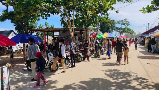 Suasana Pantai Biru Kersik yang ramai diserbu wisatawan (Istimewa)