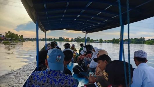 Suasana keseruan susur danau di Desa Pela (Istimewa)