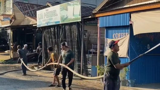 Suasana penyiraman rumah warga di Desa Kota Bangun Ulu (Istimewa)