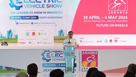 Kepala Staf Kepresidenan Indonesia sekaligus Ketua Umum Perkumpulan Industri Kendaraan Listrik Indonesia (Periklindo) Jenderal TNI (Purn) Moeldoko saat menyampaikan sambutannya dalam pembukaan Periklindo Electric Vehicle Show (PEVS) di JIEXPO Kemayoran, Jakarta pada Selasa (30/4/2024). Foto PLN