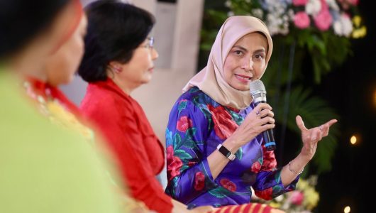 PLN Women Summit 2024, Direktur Keuangan PLN sekaligus Ketua Umum Srikandi PLN, Sinthya Roesly (kanan) menyampaikan upaya pengarusutamaan gender di PLN bertujuan untuk menciptakan iklim kerja yang sehat dan memberikan kesempatan yang besar bagi perempuan untuk mengukir prestasi dan karier. Foto PLN